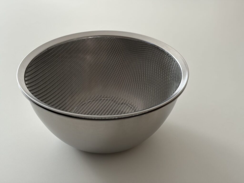 ボウルと丸ざるを重ねている写真