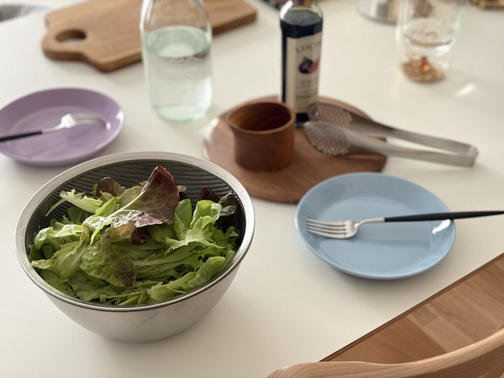 葉物野菜をボウルで水切り後、そのまま食卓に出している写真