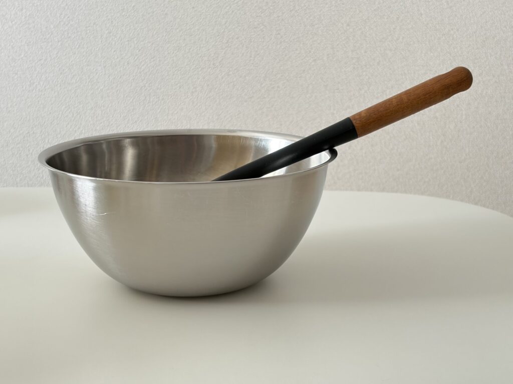 ボウルに調理器具を入れたままでも倒れず安定してる様子の写真